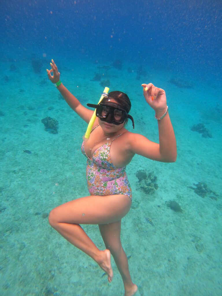 señora haciendo snorkel en cozumel en el arrecife villablanca