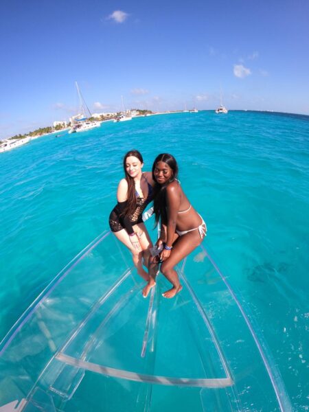 ¡El Rey del Caribe! Domina las Olas en Nuestro Tour en barco Isla Mujeres. 4 amigas posando y sonriendo en la parte sur en el tour en barco isla mujeres