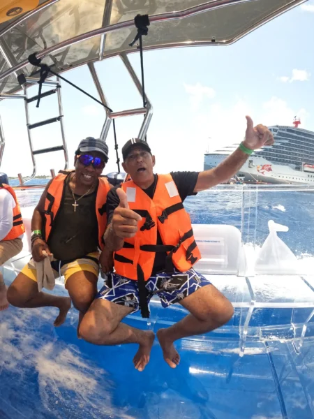 compadres en el cozumel clear boat tour, bebiendo cerveza y crucero al fondo como vista panorámica increible