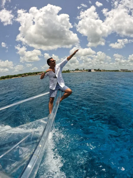 hombre alzando las manos en señal de victoria
