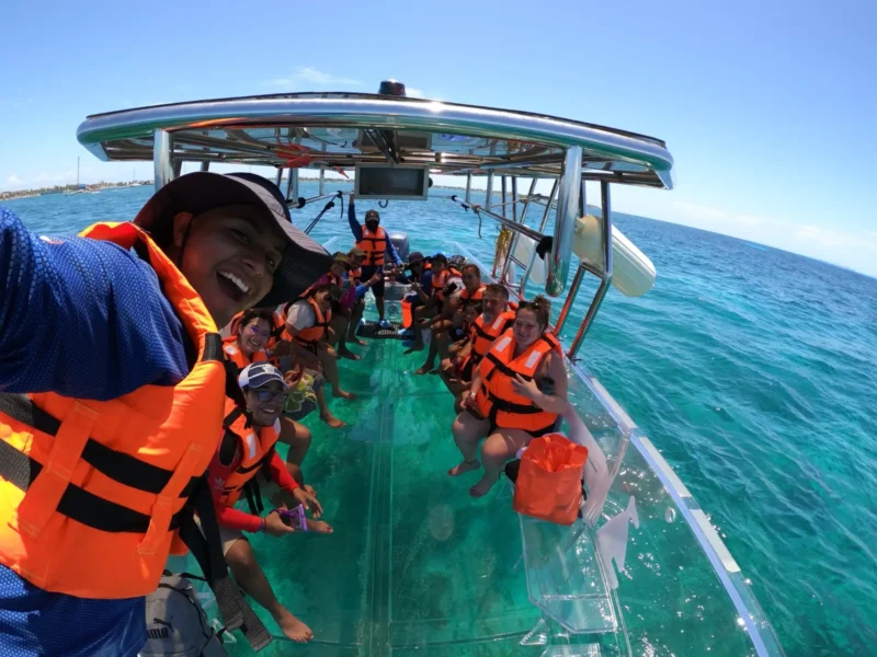 selfie del guia de nombre alberto con su grupo saliendo al tour de lancha transparente en cozumel