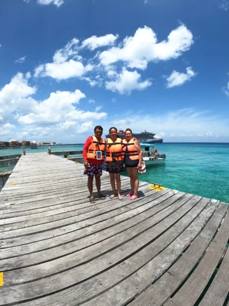 turistas en el muelle de san miguel