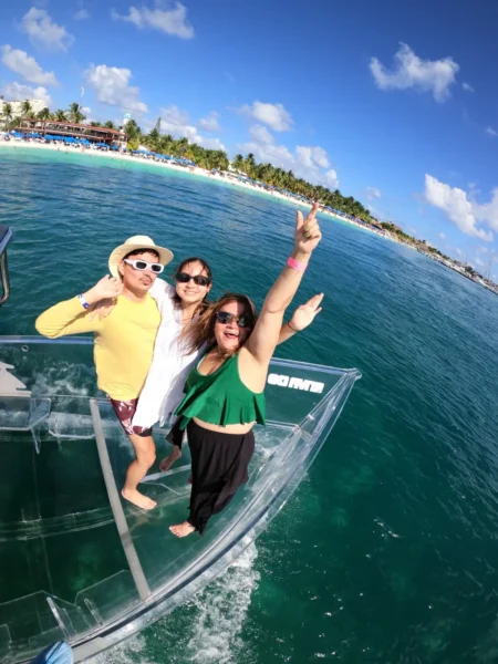 tres amigos de vacaciones en la isla de cozumel con transparent boat tours