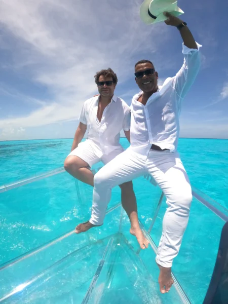 amigos vestidos de blanco como la arena de cancun