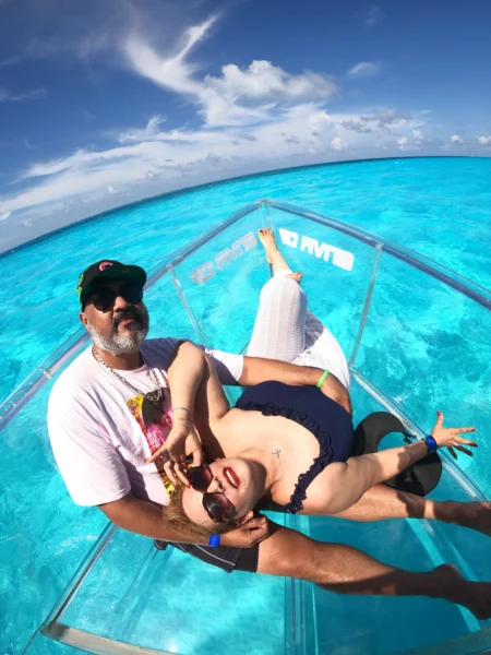 una pareja de esposos en la proba del clear boat cancún derrochando amor en un viaje a quintana roo
