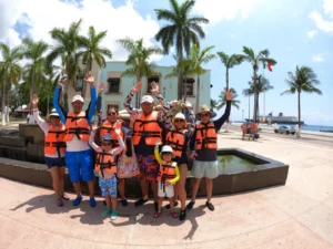 familia abordando el tour tesoros de cozumel