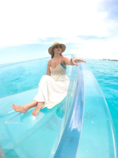¡El Rey del Caribe! Domina las Olas en Nuestro Tour en barco Isla Mujeres. 3 mujer visitando arrecife la cadenita en vestido blanco