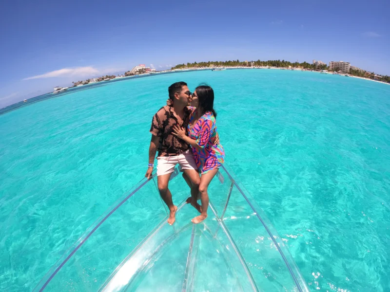 novios en sesion de fotos con transparent boat tour isla mujeres