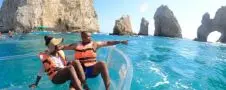 Momentos Mágicos en Los Cabos: ¡Celebra la Vida en Nuestra Lancha Transparente ! 4 un apareja de estadounidenses visitando los cabos en el arco con lancha transparente los cabos