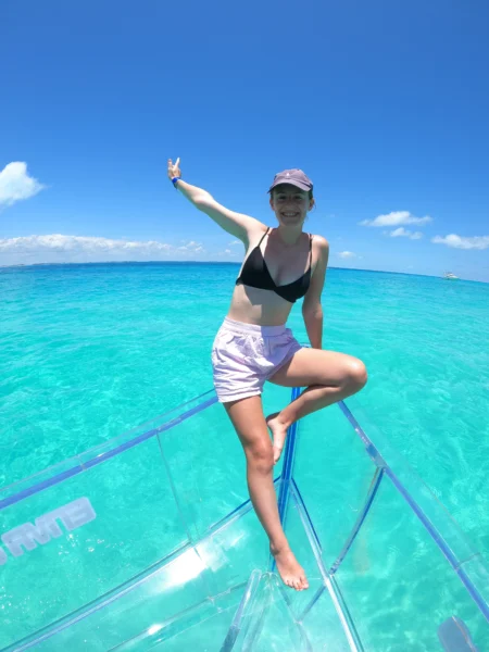 mujer saludando en la proa del barco en un día maravilloso ideal para un paseo en barco isla mujeres