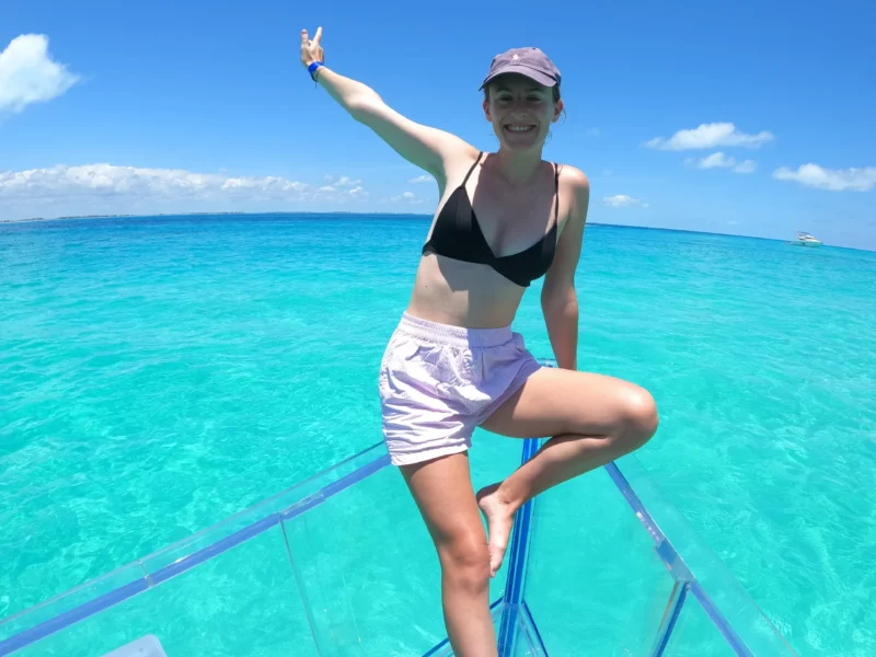 Aventura en Lancha Transparente en Isla Mujeres | ¡Flota Sobre el Paraíso!