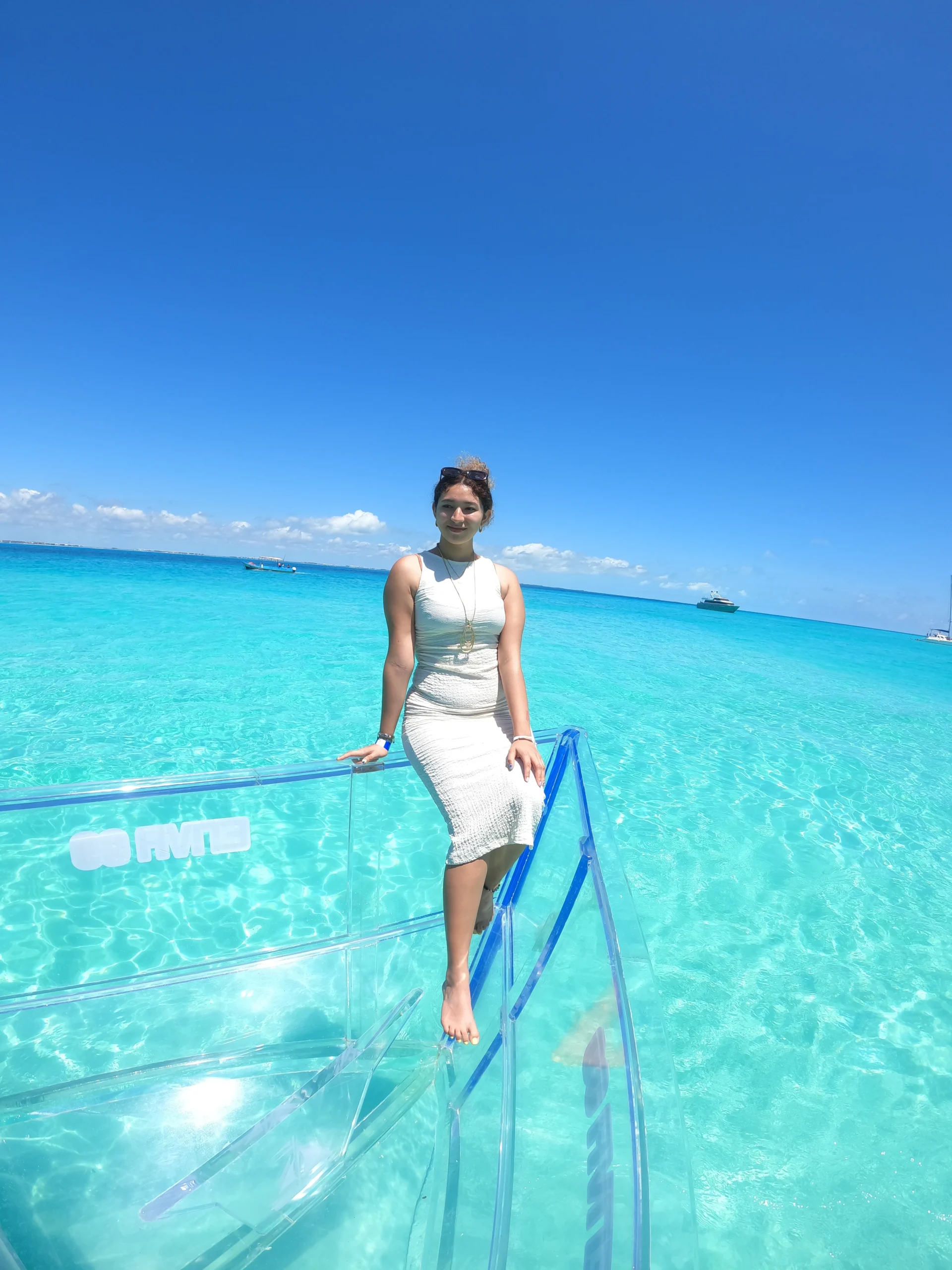 En este momento estás viendo Exclusive Clear Boat Experience in Isla Mujeres | The Ultimate Photoshoot