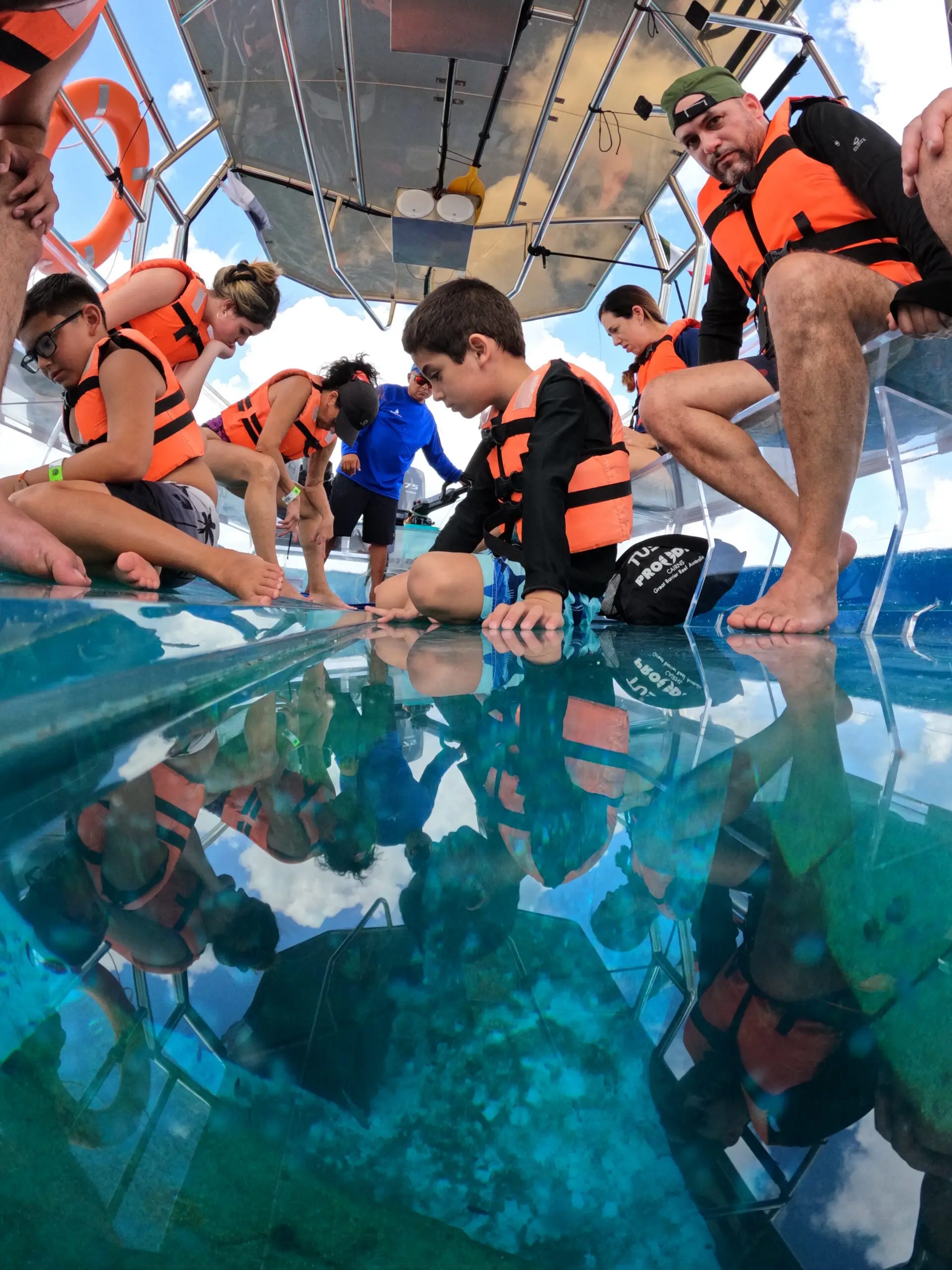 En este momento estás viendo Una Ventana al Caribe: El Tour en Barco Transparente Cozumel