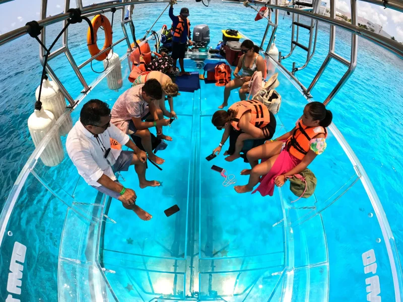 Isla Mujeres a tus Pies: ¡El Tour en Barco 100% Transparente!