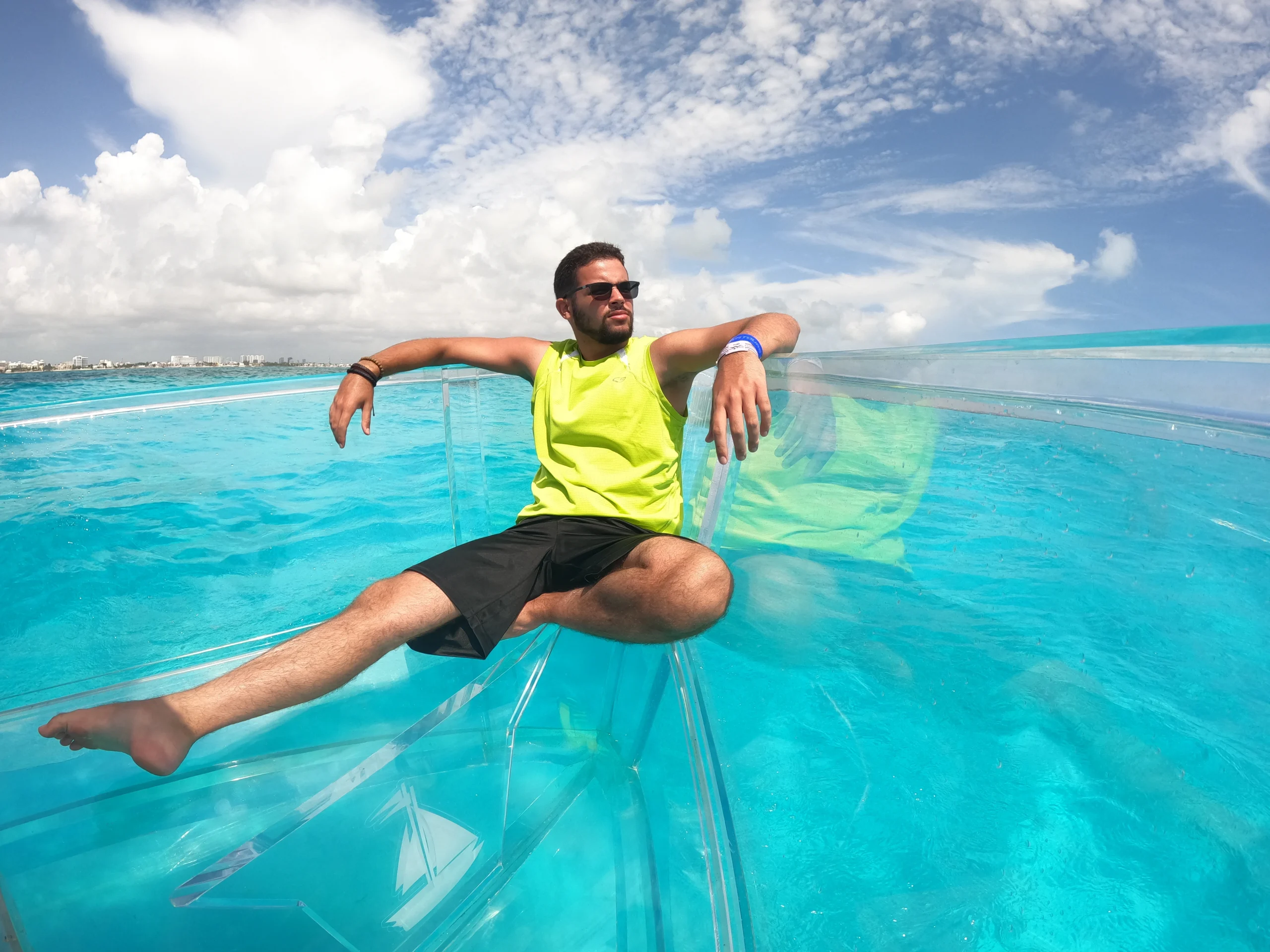 En este momento estás viendo Siéntete el Rey del Caribe: Tu Aventura en Barco Transparente en Cancún