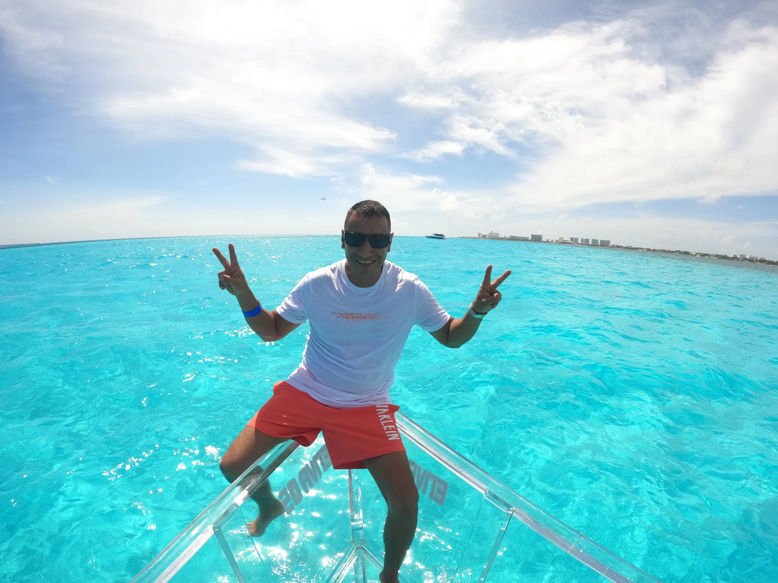 Pura Vida en Cancún: ¡La Experiencia del Barco Transparente! 1 En este momento estás viendo Pura Vida en Cancún: ¡La Experiencia del Barco Transparente!