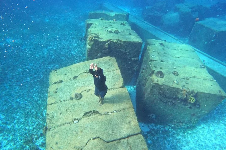 Una Aventura para Todos: El Mejor Tour Familiar en Cozumel 3 Buceador nadando sobre grandes bloques de concreto que forman el arrecife artificial conocido como Zona de Cubos o Lego en Cozumel.