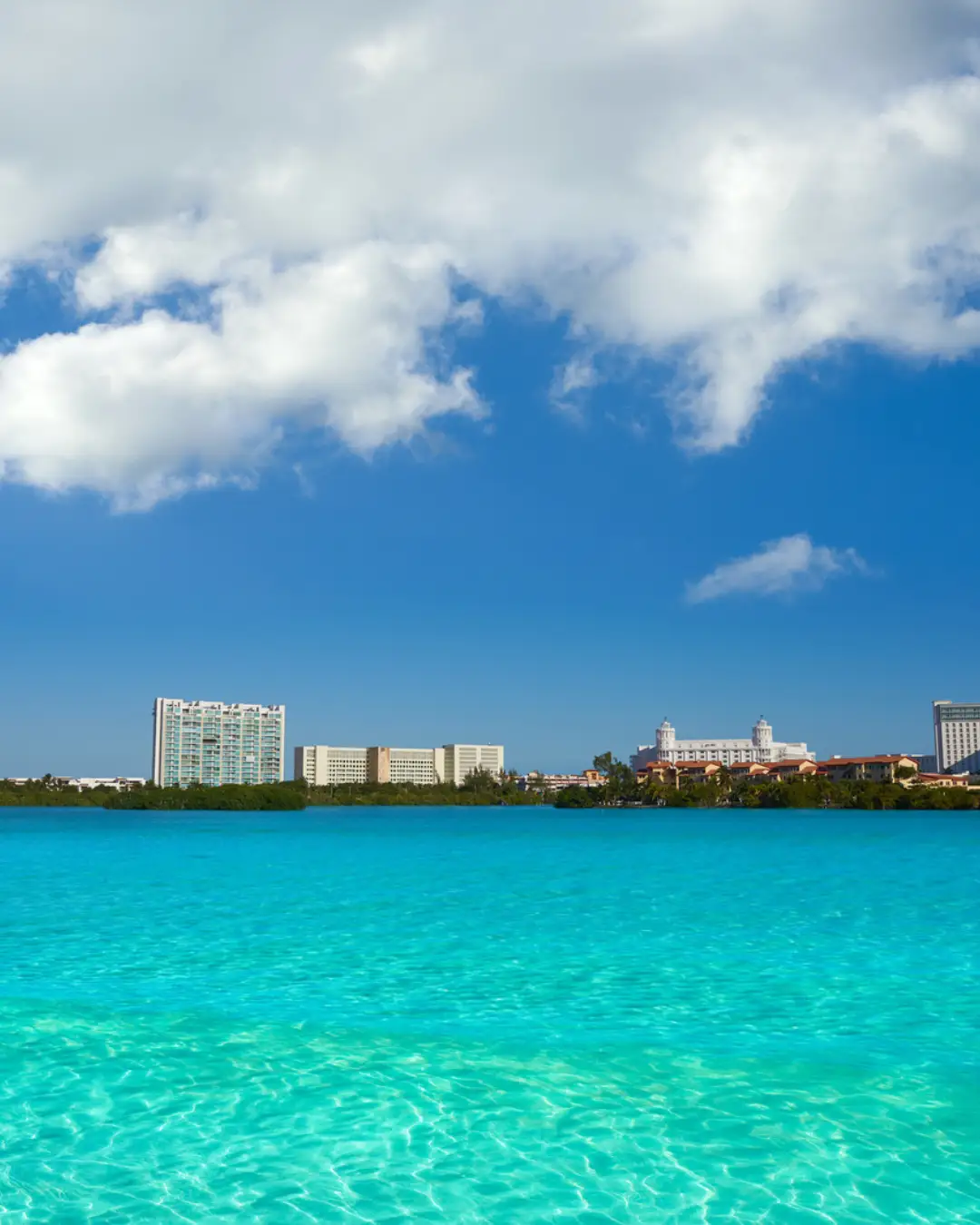 Nichupté Lagoon in Cancun during a Cancun Marathon 2026 travel weekend