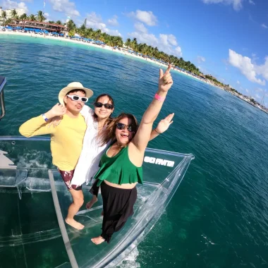 tres amigos de vacaciones en la isla de cozumel con transparent boat tours