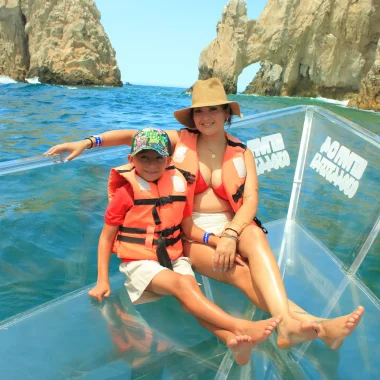 mama e hijo visitando los cabos en el arco