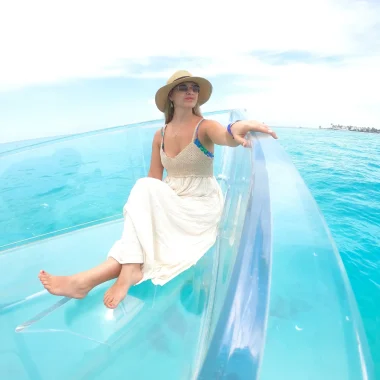 Lancha Transparente en Isla mujeres 14 mujer visitando arrecife la cadenita en vestido blanco