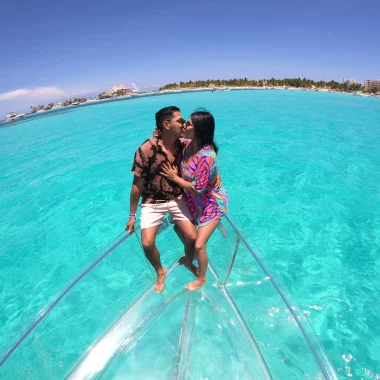 Lancha Transparente en Isla mujeres 15 novios en sesion de fotos con transparent boat tour isla mujeres
