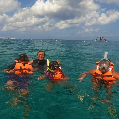 Bajo el Mar de Cozumel 27 visitantes descubirendo las maravillosas playas de la isla de cozumel con salvavidas